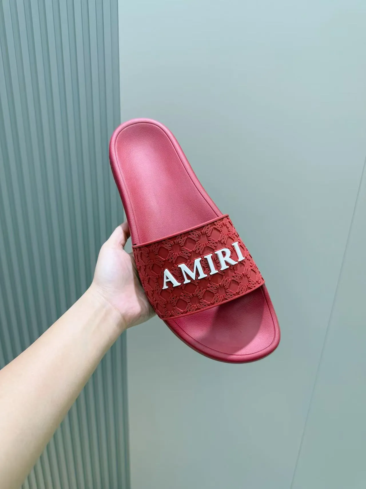 [AMIRI* Emil] P: 300💰 Size: 39-45 Official website new original 1:1 AMIRI* Emil classic men's slippers, high-end boutique, original material, TPU upper, foam bottom, fine workmanship, casual, loose and comfortable, a must-have in summer.